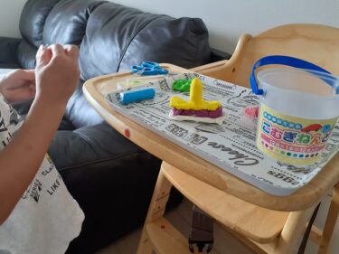 粘土の作品。アメリカンドッグ、ロケット、リンゴ。 